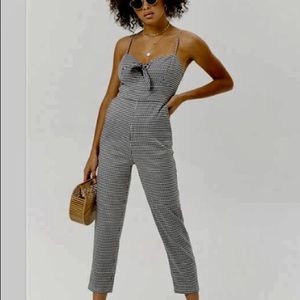 Gingham jumper with bodice and bow.